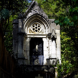 Chapelle ensoleillée au milieu de la végétation - France  - collection de photos clin d'oeil, catégorie rues